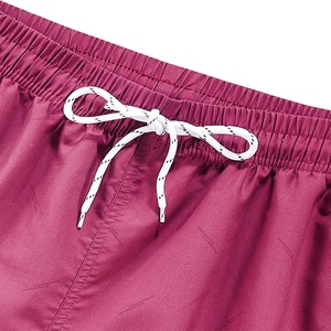 กางเกงขาสั้นออกกำลังกายผ้าโพลีเอสเตอร์แบบ2 in 1มีกระเป๋าสำหรับผู้ชายกางเกงฟิตเนสโพลีเอสเตอร์ออกแบบได้ตามต้องการ - Product Image 4