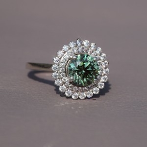 Bague solitaire en diamant de laboratoire de 14 carats traité vert pour femmes avec diamants de clarté VVS - Product Image 3