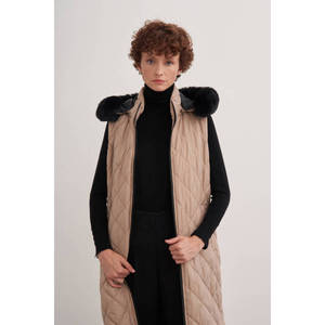Chaleco Largo Acolchado con Forro de Piel Beige, con Bordado y Detalles de Botones - Product Image 2