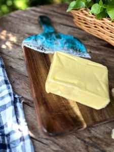 Planches à découper élégantes en résine et bois, avec une construction en bois d'acacia et de bois de manguier, et des motifs riches en résine - Product Image 2