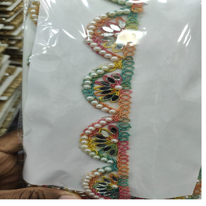 Dentelle brodée sur mesure à motif festonné avec perles attachées pour les vêtements de dames en largeur de 1.25 pouces pour la revente. - Product Image 1