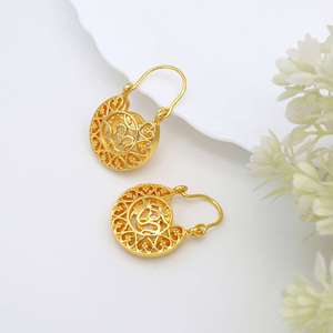 Boucles d'oreilles créoles en plaqué or 18 carats de créateur ethnique Om et cœur Bijoux d'oreilles religieux et spirituels pour femmes et filles - Product Image 2