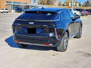 รถ SUV หรู ปี 2024 ขับเคลื่อนสี่ล้อ เกียร์อัตโนมัติ พวงมาลัยซ้าย ไมล์น้อย ภายในสีเข้มระดับพรีเมียม - Product Image 3