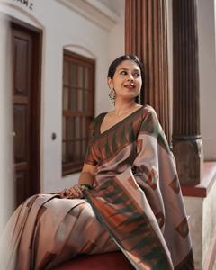 Rehaussez votre garde-robe ethnique avec les saris en soie Lichi de qualité supérieure, maintenant disponibles aux tarifs de gros de FashionHarbour - Product Image 5