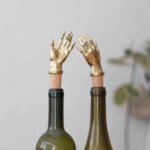 Le bouchon de bouteille en métal fait main ajoute une touche rustique aux bars de cuisine et aux salles à manger avec une finition en métal de qualité supérieure - Product Image 2