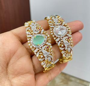 Brazalete Abrible de Alta Calidad con Acabado en Oro y Plata Impecable, con Circonitas Cúbicas, para Bodas, Compromisos y Fiestas, para Mujer - Product Image 1