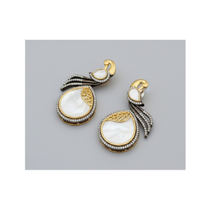 Boucles d'oreilles longues élégantes en perles de coquillage avec plaqué or pour les demoiselles d'honneur et les événements formels à prix d'exportation - Product Image 3