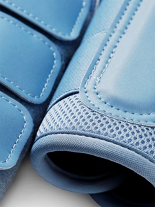Botas de montar Tough Tack de malla transpirable con paneles de PU y forro de mezcla de bambú para un ajuste fresco, seguro y fácil de regular en color azul. - Product Image 2