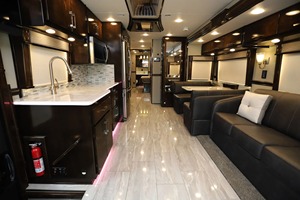 Excelente RV R-E-N-E-G-A-D-E XL X45BBC Usado, Modelo 2021, con Alto Rendimiento, Disponible para la Venta - Product Image 5