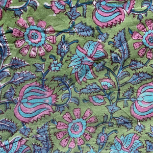 Tissu en coton imprimé à la main à motifs floraux vert olive, design botanique vintage indo-européen - Product Image 3