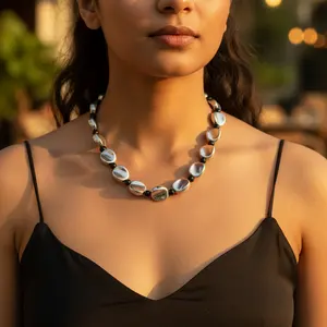 สร้อยคอไข่มุกน้ำจืดสำหรับผู้หญิงออร์โธดอกซ์ ดีไซน์ทันสมัย ชุบทอง ประดับด้วยโซ่รูปทรงตัวเลข - Product Image 1