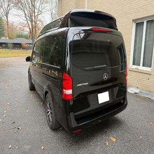 Furgoneta de Lujo Convertida BenzMetris Explorer 2023, Furgoneta Convertida con Capacidad para 7 Personas - Product Image 2