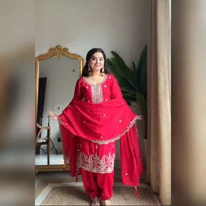 Salwar kameez de luxe en chinon avec un haut orné de broderies lourdes et un pantalon palazzo avec un dupatta en chinon assorti pour la saison des fêtes, directement de l'usine - Product Image 3