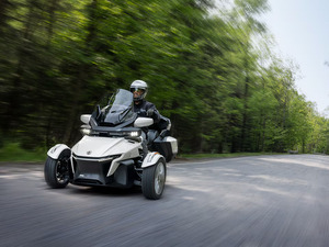 Motocicleta de Tres Ruedas Can-Am Spyder F3-T Touring con Espacio de Almacenamiento - Product Image 3