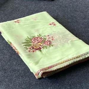 Saree in morbido georgette di raso VASTRA COTTAGE con ricami kashmiri su tutta la superficie e bellissimo bordo in pizzo con camicetta a contrasto - Product Image 4