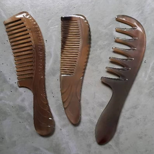 Peine de Cuerno Natural Premium de Dientes Anchos Antiestático para Cabello y Barba para Uso Profesional en Salón y en Casa - Product Image 1