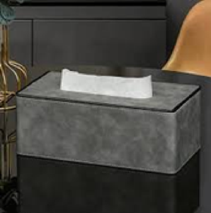 Une boîte à mouchoirs carrée avec une finition dorée lisse et polie, offrant une touche propre et luxueuse, souvent vue dans les salles de bains haut de gamme - Product Image 5