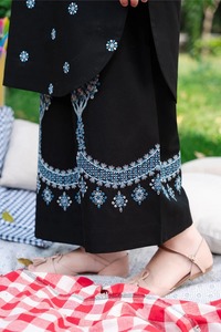 Lehenga Choli formel en acrylique brodé élégant pour filles pakistanaises pour les mariages, les festivals, les anniversaires - Product Image 2