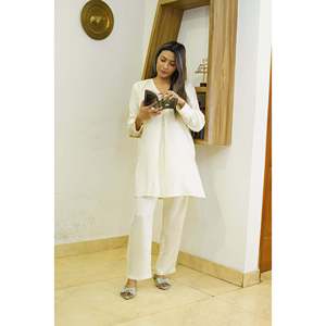 Ensemble de 2 kurtas pour femmes en blanc ivoire - Product Image 2