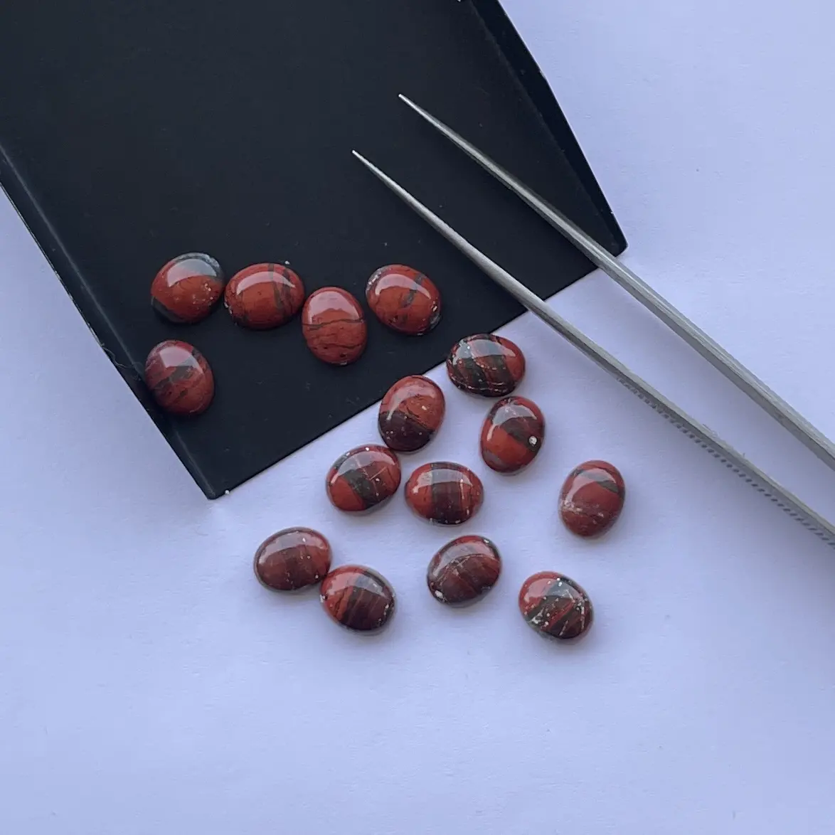 प्राकृतिक लाल पोस्ता जैस्पर स्टोन चिकना अंडाकार फ्लैट बैक कैलिब्रेटेड काबोचोन ढीले रत्न निर्माता अर्ध कीमती थोक