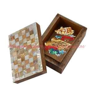 Caja artesanal con incrustaciones de nácar. Es un tipo de caja de almacenamiento decorativa, a menudo utilizada para joyas u otros artículos pequeños. - Product Image 1