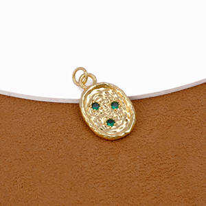 Pendentif ovale en plaqué or d'inspiration vintage avec pierres de zircon vert et breloque texturée pour colliers, fabrication de bijoux de fête-en laiton - Product Image 3