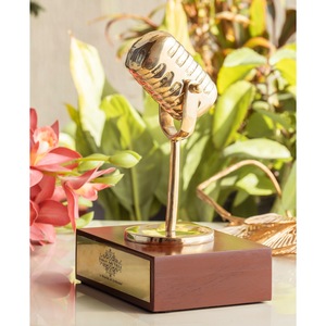 IndianArtVilla Micrófono decorativo de latón con base de madera, artículo decorativo, mesa y artículo de regalo de decoración del hogar - Product Image 3