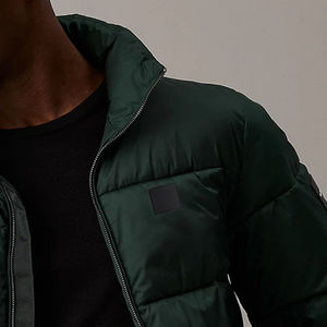 Veste matelassée à col montant avec logo personnalisé, motif forêt nocturne, poignets en tricot côtelé, grandes poches chauffe-mains, veste d'hiver pour homme - Product Image 2