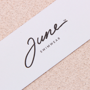 ป้ายแขวนกระดาษเคลือบสีขาวเป็นมิตรกับสิ่งแวดล้อมหรูหราพิมพ์โลโก้กำหนดรูปร่างขนาดได้เองสำหรับกระเป๋ารองเท้าเสื้อผ้า - Product Image 4