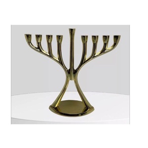 Chandelier Menorah à branches multiples en aluminium nickelé élégant pour les fêtes, design classique traditionnel, décoration d'intérieur - Product Image 4