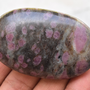 Palmstone Rubellite de cristal, turmalina Rosa Natural, Palmstone de cristal - Product Image 1