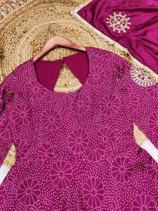 Nouvelle robe longue en soie chinon pure imprimée Bandhni, nouveau motif, nouveau design / éléments avant-gardistes, ce kurti est en vente - Product Image 6