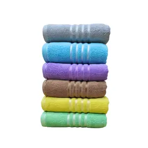 निर्यातकों द्वारा बिक्री के लिए बहु-रंगीन उपलब्ध ठोस सादे टेरी तौलिए के साथ सादे प्रीमियम टेरी तौलिए प्रदान करता है।