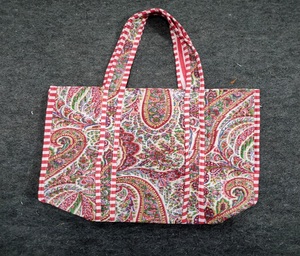 Neceser de diseñador de lujo con estampado étnico, perfecto para escapadas de fin de semana y rutinas diarias - Product Image 3