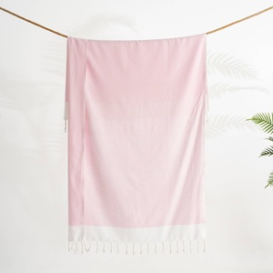 Toalla de playa turca color rosa intenso, 33x66 pulgadas - Product Image 1