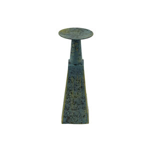 Bougeoirs coniques en aluminium couleur or au design moderne de différentes tailles pour la décoration de table de mariage et de maison. - Product Image 4