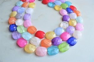 Collar de Diseño con Colgante de Resina de Ámbar Multicolor Hecho a Mano, Joyería India para Mujer, Regalo de Diseñadores de Moda, Diseño de Ángel y Amor en Acrílico - Product Image 2