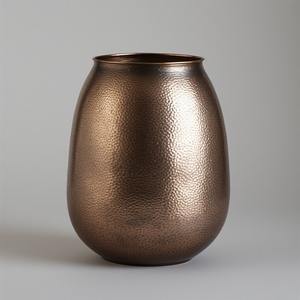 Jarrón de metal negro mate hecho a mano con diseño minimalista creado para enriquecer el interior moderno con una decoración atemporal - Product Image 5