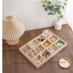Plateau décoratif Plateau à bijoux en bois fait à la main personnalisé Organisateur élégant pour bagues montres et accessoires quotidiens - Product Image 1