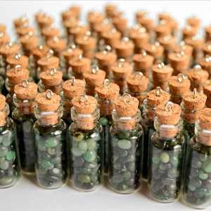 Pendentif artisanal vintage en émeraude naturelle polie, en forme de bouteille en liège, avec perles de vœux miniatures, pierre de guérison, taille ovale/coussin, certifié tiers - Product Image 2