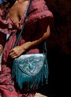 Diseño de colibrí labrado y pintado a mano que rodea una piedra preciosa genuina Bolso cruzado al por mayor