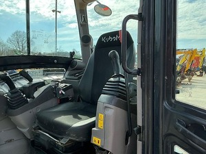 Mini-excavatrice Kubota U56-5 d'occasion en bon état, poids opérationnel de 40 tonnes, avec pompe hydraulique Liyuan, boîte de vitesses, moteur et composants de pompe. - Product Image 5