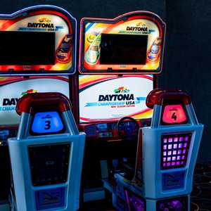 Juego de 2 máquinas recreativas LED Daytona Championship USA DLX de 47 pulgadas usadas - Product Image 1
