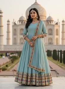 Robe Anarkali de haute qualité pour femmes, robe de mariée et de soirée de luxe, robe Anarkali avec broderie à la main, disponible à la vente - Product Image 5