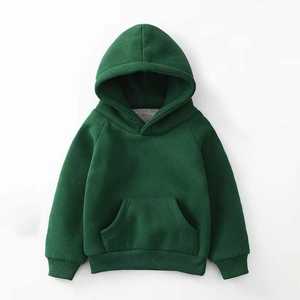 Sudadera con capucha informal de manga larga de color personalizado con bolsillo canguro para niños de todas las edades para la temporada de otoño/invierno - Product Image 1