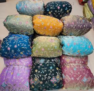 Tela de Encaje Bordada de Alta Calidad, Transpirable, con Sensación Suave al Tacto, con Cuentas Florales, Peso Medio, para Confección de Vestidos Elegantes - Product Image 4