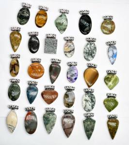 Collar con colgante fino hecho a mano de latón Vintage de tendencia caliente para mujer, piedras preciosas naturales surtidas para fiestas temáticas cristianas a granel - Product Image 1