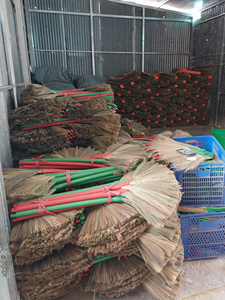 Haute qualité jonc de mer paille balai bâton nettoyage balai vietnamien paille doux manche balai au Vietnam en gros Akina - Product Image 5