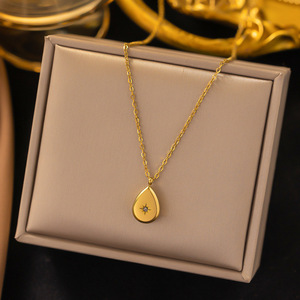 Collier en acier inoxydable pour femme, collier tendance avec breloque en zircon pour femme - Bijoux de mode PVD or 18 carats, vente en gros. - Product Image 4