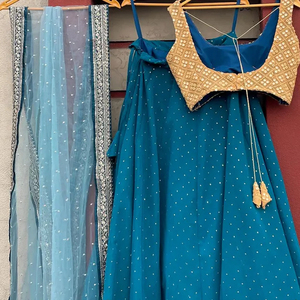 นกยูงสีฟ้า lehenga choli กับการตกแต่งสีทองและ dupatta สุทธิ - Product Image 6